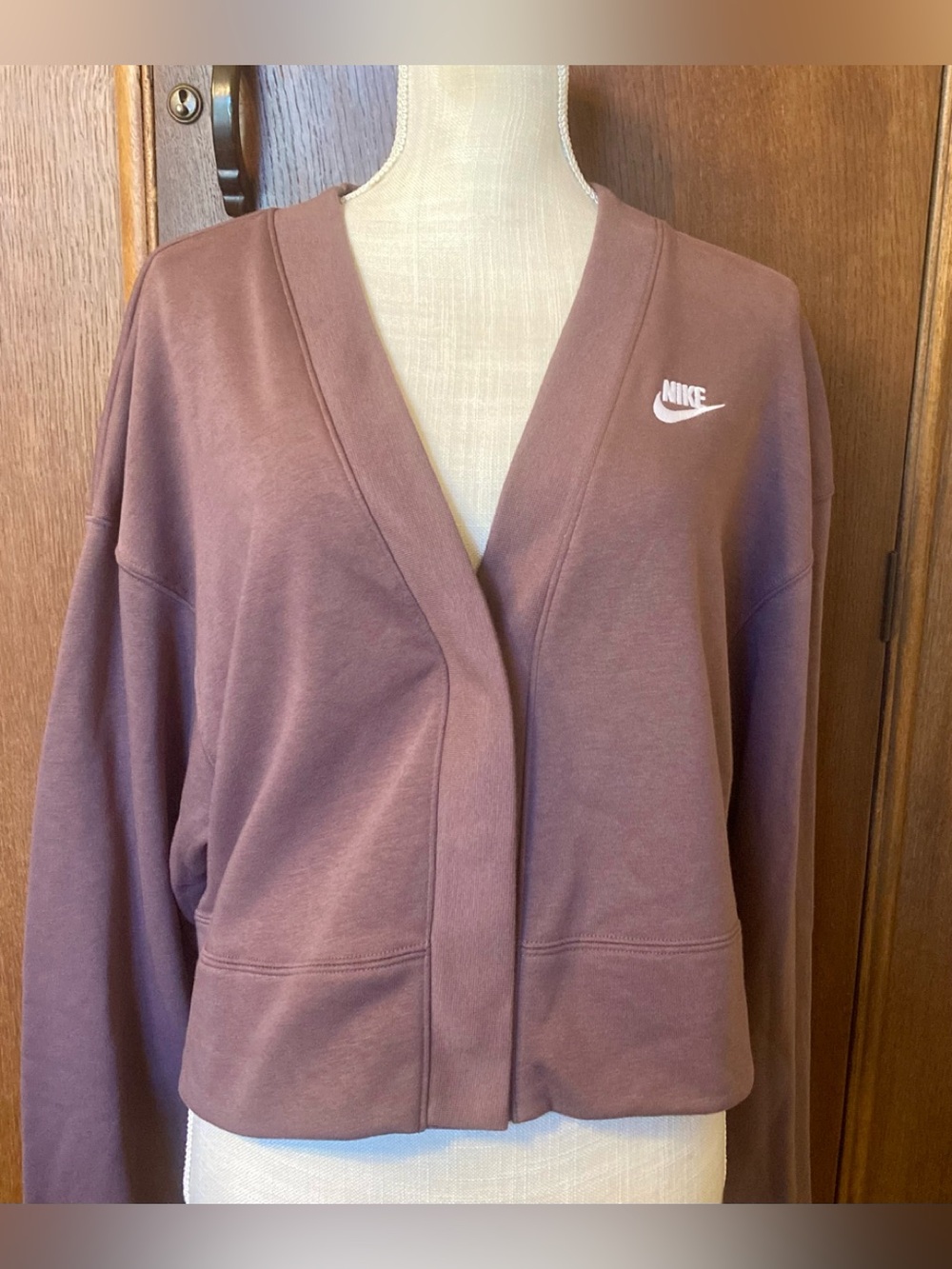 NWT Nike Womens Cropped, V-Neck, Long Sleeve Cardigan Mauve - Sz Medium